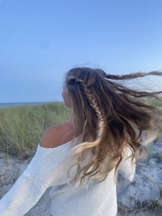 Wild And Free Hairstyles, Hamptons Hairstyles, Beachy Wavy Hairstyles, Hawaiian Hair Styles, Arizona Hairstyles, Hair Inspo Styles, Beachy Hair Styles, Mama Mia Hair, Granola Hairstyles