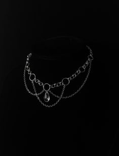 A fine mesh stainless steel chain, a few rings and a crystal drop-shaped bead will be enough to bring originality to your outfit! --------------------------- Chain 0.2 x 0.3 mm in stainless steel Glass drop bead 15 x 8 mm Stainless steel clasps and connectors Minimum length: 30 cm* Maximum length: 39 cm* ⚠ All my jewelry is assembled by hand Jewelry resistant to time provided you take care of it, avoid contact with water. *Can be personalized --------------------------- ✺ Carefully packaged in tissue paper, slipped into an organza pouch and sent in a bubble wrap pouch, perfect as a gift! ✺ Reactive deposit, sending by followed green letter (FRANCE) --------------------------- ✺ Do not hesitate to contact me with any questions! --------------------------- adjustable occult esoteric mysterio Handmade Chain Necklace, Handmade Metal Necklace, Silver Chain Choker, Chainmaille Ring, Chainmail Ring, Chainmaille Tutorial, Gothic Choker Necklace, Metal Choker Necklace, Prom Costume