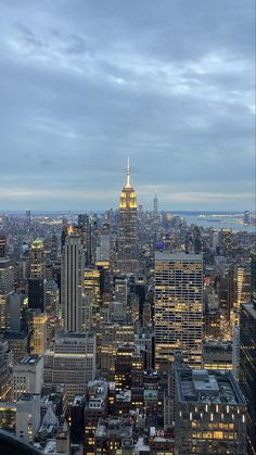 Empire state building aesthetic new York skyline Newyork Asthetics, Nyc Aesthetic Apartment, New York Life Aesthetic, Empire State Building Aesthetic, New York Empire State Building, New York Empire State Building Aesthetic, Nyc Empire State Building, New York Landscape, Empire State Building View