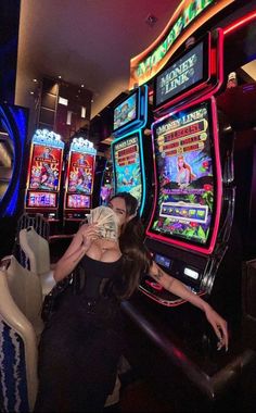 Vegas Night Pictures, Poker Girls Aesthetic, Cute Vegas Picture Ideas, Vegas Casino Aesthetic, Casino Poses, Vegas Girls Trip Aesthetic, Casino Photoshoot Ideas, Casino Picture Ideas, Las Vegas Casino Aesthetic