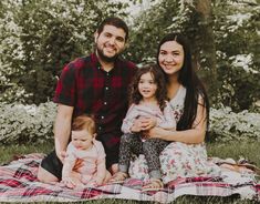 Family photography picnic blanket Family Photos Sitting, Family Portrait Outfits, Poses Family, Shot Ideas, Photography Poses Family, Fall Family Pictures, Christmas Family Photos, Family Posing, Fall Family