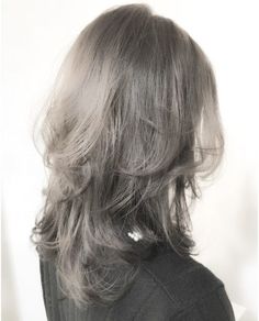 White Balayage On Brown Hair, Half White And Black Hair, Gray Hair Aesthetic, Dyed Grey Hair, Silver Hair Aesthetic, Grey Hair Aesthetic, Grey Hair Korean, Grey Dyed Hair