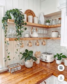 Modern Floating Shelves, Kitchen Shelf Decor, Interior Kitchen, Boho Kitchen, Dream House Decor, Ideas Living, Shelf Decor, Home Decor Kitchen, 인테리어 디자인