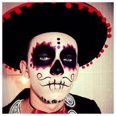 Q Day Of The Dead Makeup Men, Halloween Hombre, Halloween Makeup Sugar Skull, Dead Costume, Skull Face Paint, Mack Up, Dead Makeup, Face Jewels, Male Makeup