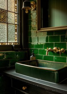 Art Deco bathroom tile inspirations for crafting a look that captures the essence of the 1920s Luxurious Tiles, Victorian Bathroom Tiles, Victorian Bathroom Accessories, Vintage Green Bathroom, Art Deco Bathroom Tile, Art Deco Cottage, Mirrors Decor, Art Deco Bathrooms