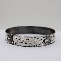 This centipede bracelet make an amazing gift for the bug lover in your life! Perfect for science teachers, gardeners, entomologist or entomology students -- any insect lover that can appreciate the eerie beauty of the house centipede. Four house centipedes skitter across this edgy, solid sterling silver bangle. This bracelet is handcrafted in the U.S.A. from certified eco-friendly, recycled sterling silver and is so easy to throw on at the last minute for that effortlessly perfect finishing touc Centipede Bracelet, House Centipede, Centipedes, The Bug, Insect Jewelry, Sterling Silver Bangle, Simple Tees, Sterling Silver Bangles, Silver Bangle