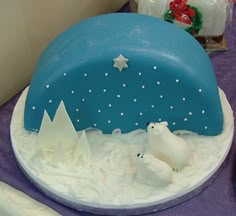 there is a cake that looks like it has polar bears on it