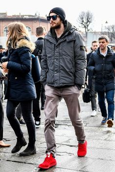 ミリタリーなムード漂うストーンアイランドのダウンジャケットに赤のスパイスをきかせたメンズコーデ Mens Casual Outfit, Men's Fall Fashion, Justin Theroux, Mens Down Jacket, Hipster Mens Fashion, Snow Peak, Mens Fashion Inspiration, Best Mens Fashion