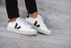 Veja Campo Outfit, Veja Campo Sneakers, Veja Women, Teen Shoes, Snicker Shoes, Veja Shoes, White Nike Shoes, Black And White Nikes, Black White Outfit