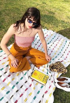 What to Wear to a Picnic: Outdoor Outfits You'll Love | Who What Wear UK Picnic Date Outfits, Picnic Outfit Summer, Picnic Fashion, Edgy Boho, Korean Photoshoot, Vacation Fashion, Teen Trends, Picnic Style, Oufits Casual