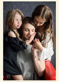 Mom Daughter Photography, Large Family Photography, Sibling Photography Poses, Mommy Daughter Photoshoot, Studio Family Portraits, Mommy Daughter Photos, Mother Daughter Pictures, Family Studio Photography, Christmas Family Photoshoot