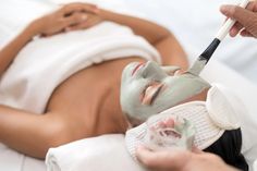 Close up of beautician applying clay mask on woman's face during beauty treatment in spa Mild Acne, Chemical Exfoliation, Skin Care Benefits, Diy Facial, Beauty Therapist, Popsugar Beauty, Facial Massage, Skin Care Treatments, Skin Rejuvenation