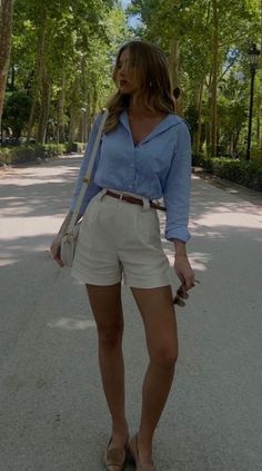 Elegant Women Outfit Summer, Yellow Top Work Outfit, Country Club Event Outfit, Summer Elegant Casual Outfit, Sophisticated Summer Outfits Casual, Classy Summer Dinner Outfits, Linen Outfits For Women Classy Chic, Sight Seeing Outfit Summer Europe, Old Money White Shorts Outfit