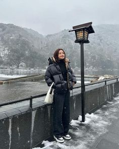 Winter Outfits For Mountain Trip, Fall Winter Casual Outfits, Casual Winter Outfits Korean, Winter Ootd Women, Tokyo Japan Outfits Winter, Japan Outfits Winter, Winter In Japan Outfit, Winter Outfits Sneakers, Winter Outfit Japan