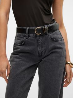 Dieser Gürtel ist das perfekte Accessoire für jeden Look, wenn du ein schönes Detail suchst. Kombiniere ihn mit einer Jeans zu einem edgy Look oder trag ihn zu deinem Lieblingskleid für einen stylishen Touch.  - Produkttyp : Gürtel  - Verschluss : Schnalle  - Breite : 3cm Vintage Black Jeans With Belt Loops, Black Casual Belt With Buckle Closure, Trendy Black Belts With Rivets, Trendy Black Belt With Buckle Closure, Vintage Black Belt With Removable Buckle, Jeans With Belt, Belt For Jeans, Maxi Dress Wedding Guest, Black Tape