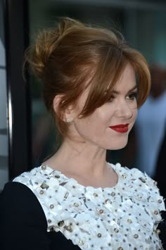 Isla Fisher - Now You See Me Screening in Hollywood — Part 2. Her hair color is amazing Flirty Hairstyles, Curtain Bangs Ponytail, Bangs Ponytail, Pony Hairstyles, Isla Fisher, Long Bangs, Long Hair With Bangs, Brown Blonde Hair, Middle Part