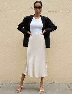 Long Skirt Business Outfit, Cream Satin Skirt Outfit, Portugal Outfits, Fashion Workshop, Long Satin Skirt, Satin Skirts, Satin Skirt Outfit, Look Zara