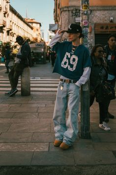 Rockstar Outfits Men, Street Style Aesthetic Men, Street Poses Men, Indie Boy Aesthetic Outfits, Street Wear Aesthetic Men, Gay Streetwear, Mens 90s Outfits, Street Wear 90s, Varsity Jacket Outfit Mens