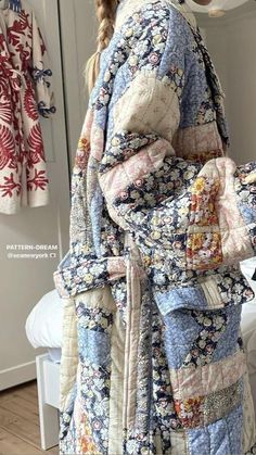 Sewn Things To Sell, Quilted Pullover Pattern, Diy Eco Friendly Projects, Quilt Repurpose Ideas, Quilted Patchwork Jacket, Patchwork Jacket Outfit, Easy Sewing Projects For Beginners Clothes, Aesthetic Quilts, Quilted Aesthetic