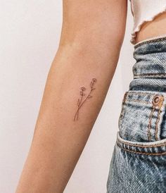 Lel? is dreaming about flowered illustrations & tattoos Cute Small Script Tattoos, Simple Tattoo Spots, Small Minimalist Tattoo Flower, Simplistic Tattoos Flower, Cute Dainty Flower Tattoos, Fine Line Floral Tattoo Arm, Dainty Tattoos Mom, Tiny Flower Tattoo Placement, Best Place For A Tattoo Woman