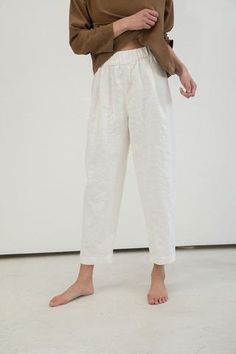 Andy Trouser in Midweight Linen Ivory Suits Drama, Sleek Back, Elizabeth Suzann, Minimalist Street Style, Fashion Business Casual, Looks Street Style, Street Style Chic, Business Suit, Tapered Pants