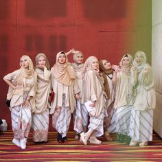 Nissa Trikania Alexandri on Instagram: “Ich-in da hood! Bridesmaids uniform by @shindidaisa ” Muslim Wedding Ideas, Dancing Photography, Hijab Brides, Hijabi Dresses, Bridesmaids Outfits