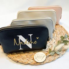 Entdecke jetzt unsere wunderschöne Kosmetiktasche aus hochwertigem Kunstleder mit elegantem goldenem Reißverschluss, die dank ihrer Personalisierung zu einem tollen Geschenk für jeden Anlass wird. 🎁✨ Egal ob Geburtstag, Weihnachten, Muttertag oder Valentinstag – mit dieser Kosmetiktasche zauberst du jeder Frau ein Lächeln ins Gesicht. Die edle Optik und die feine Verarbeitung machen diese Tasche zu einem echten Blickfang. Doch das Besondere ist die Möglichkeit, sie mit einer persönlichen Note z Personalized Cosmetic Bags, Loving Gifts, Cosmetic Products, Toiletry Storage, Make Up Bag, Jewellery Accessories, Inspirational Message, Smile On, Cosmetic Bags