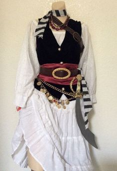 a woman's pirate costume is displayed on a mannequin