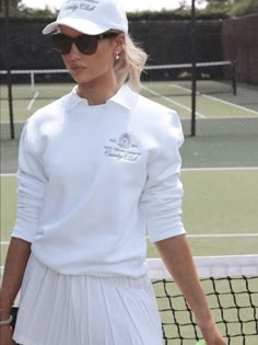 Classic Golf Outfits Women, Light Blue And Tan Outfit, Country Club Athleisure, Country Club Sweatshirt, White Aesthetic Fits, Tennis Inspired Outfit, Country Club Chic, Old Money Sport Outfit, Old Money Athleisure