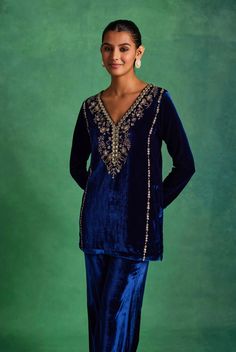 Blue Velvet Suits Women, Velvet Kurta Pakistani, Velvet Dress Designs Indian, Velvet Indian Outfits, Velvet Suit Designs Pakistani, Velvet Suits Women Indian, Pakistani Velvet Suits, Blue Velvet Suit, Cultural Clothes