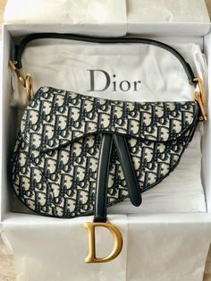 #dior #bag #diorbag #pretty #cute #aesthetic #pintersest Stile Blair Waldorf, My Style Bags, Trendy Purses, Luxury Bags Collection, Girly Bags, Fancy Bags, Luxury Purses, Pretty Bags, Cute Purses