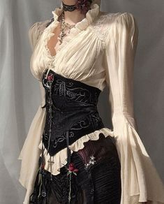 Ren Faire Outfits, Pirate Outfit, Fair Outfits, Dress Design Sketches, Medieval Fashion, Old Fashion, Gothic Outfits, Fantasy Fashion, Character Outfits