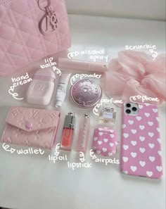 Pink Purse Essentials, Pink Bookbag Aesthetic, Pink School Bag, Purse Must Haves, Everyday Bag Essentials, What's In My Purse, School Bag Essentials, Inside My Bag, Purse Essentials