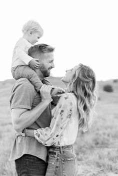 Family Of 3 Field Photoshoot, Pictures With One Year Old, Family Picnic Photoshoot, Family Photoshoot With Baby, Mother Day Photoshoot, Mother Day Photoshoot Mini Sessions, Fall Photoshoot Family, Outdoor Family Photoshoot, Photos Of Men