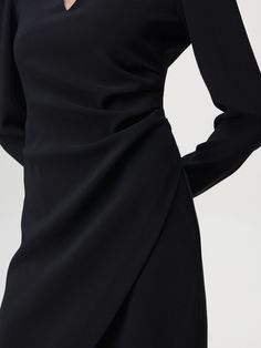 This Twinset dress features a V-neck, long sleeves, and a knee-length skirt. It is a wrap dress with a zipper closure in the back. It is a classic choice for any occasion. Black Long Sleeve Dress, Straight Skirt, Fitted Bodice, Woman Colour, Wrap Style, Sleeve Dress, Black Color, Bodice, Knee Length