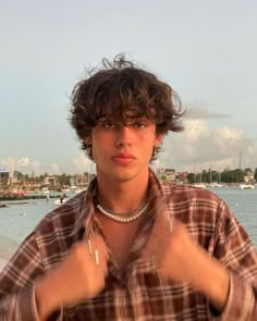 Skater Hairstyles, Aesthetic Skater, Brown Hair Boy, Surfer Hair, Brown Hair Men, Men Haircut Curly Hair, Brown Curly Hair, Cute Hairstyle, Boys With Curly Hair