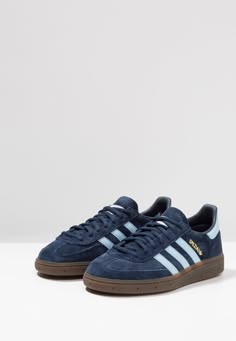 Men's Boot Liners, Spezial Adidas, Men's Adidas (men), Shoe Wishlist, Adidas Shoes Women, Adidas Spezial, Fancy Shoes, Shoe Inspo, Clear Sky