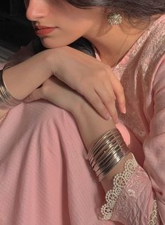 Kurta Asthetic Pics, Desi Coquette Core, Traditional Pics Ideas, Pink Indian Aesthetic, Eid Pics Poses, Desi Photoshoot Ideas, Dazecore Aesthetic, Images Terrifiantes, Desi Aesthetics