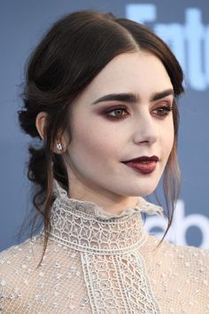 Bangs Sideswept, Lily Collins Eyebrows, Lily Collins Makeup, ليلي كولينز, Ghost Makeup, Halloweenský Makeup, Vampire Makeup, Red Eyeshadow, Beauty Make-up