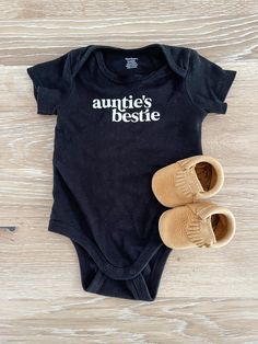 Auntie’s bestie onesie perfect as a baby shower gift or new baby gift from an aunt. Aunt Baby Onesie, Auntie Baby Onesies, Auntie Onsies For Babies, Niece Onesie, Auntie Onesies, Nephew Onesie, Funny Aunt Onesie, Baby Onesie Announcement, Diy Baby Onesies