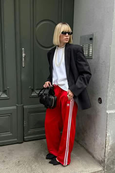 Outfits With Adidas Joggers, How To Style Adidas Joggers, Adidas Joggers Outfit, Adidas Pant, Red Adidas Pants, Outfit Pantalon Rojo, Adidas Pants Outfit, Looks Adidas