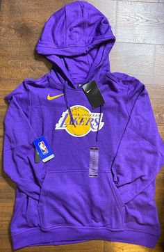 Lakers Outfit, Hoody Outfits, Lakers Logo, Nfl Apparel, Outfit Retro, Hype Clothing, Pull Over Hoodie, Nfl Outfits, Tomboy Style Outfits