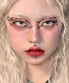 Strong Eyeliner Makeup, Wine Makeup Look, Cool Makeup Looks Creative, Face Painting Aesthetic, Creative Eyeshadow, Eyeshadow Black, Y2k Makeup, Aesthetic 2000s