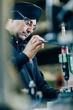 Machine operator at work Engineer Photography, Factory Photoshoot, Engineering Photography, Mechatronics Engineering, Portrait Photography Lighting, Industrial Photography, Fields Photography