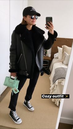 Classic Outfits With Converse, Alexandra Pereira Outfits, Alexandra Pereira, Ny Outfits, Leather Jacket Outfits, Outfits With Converse, Europe Fashion, Cozy Outfit, Warm Outfits