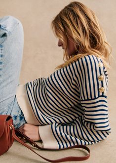 Long-sleeved sailor jumper in organic cotton;Short, slightly oversized volume;Round neckline closed by a shoulder button placket;Officer's gold buttons;Length from shoulder 51 cm / 20 in (for a S) Outfits Frühling, French Beauty, Style Spring, Clothing Inspiration, Play Dress, Outfit Aesthetic, Navy And Green, Gold Buttons