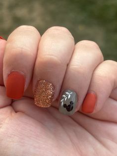 Mickey Mouse Fall Nails, Disney Halloween Manicure, Disney Fall Nails Design, Thanksgiving Disney Nails, Fall Mickey Nails, Disney Thanksgiving Nails, Autumn Disney Nails, Mickey Pumpkin Nails, Fall Disney Nails