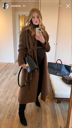 Rosie Huntington Whiteley Maternity, Rosie Huntington Pregnant Style, Elsa Hosk Maternity, Work Outfits Pregnant, Pregnant Outfits Autumn, Pregnant Outfit Winter, Old Money Pregnant Outfits, Autumn Pregnancy Outfits, Pregnant Fall Outfits