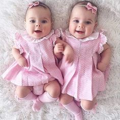 Baby Boy Onesies Diy, Twin Baby Photography, Cute Twins, Pink Dot, Twin Outfits, Baby Faces, Foto Baby