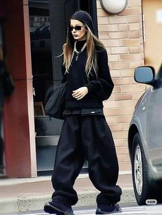 2000‘s fashion inspo, all black outfit inspo, fall winter fashion look aesthetic x Rainy Windy Day Outfit, Black Mini Uggs Outfits, Y2k Black Outfit, Black Jean Jacket Outfits, Windy Day Outfit, All Black Winter Outfit, Mini Uggs Outfit, Crewneck Outfit, Winter Fashion Looks